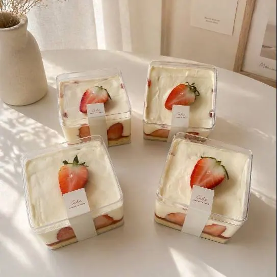 สตรอว์เบอร์รีช็อตเค้ก (เดสเสิร์ตบ็อกซ์) — Strawberry Shortcake Dessert Box
